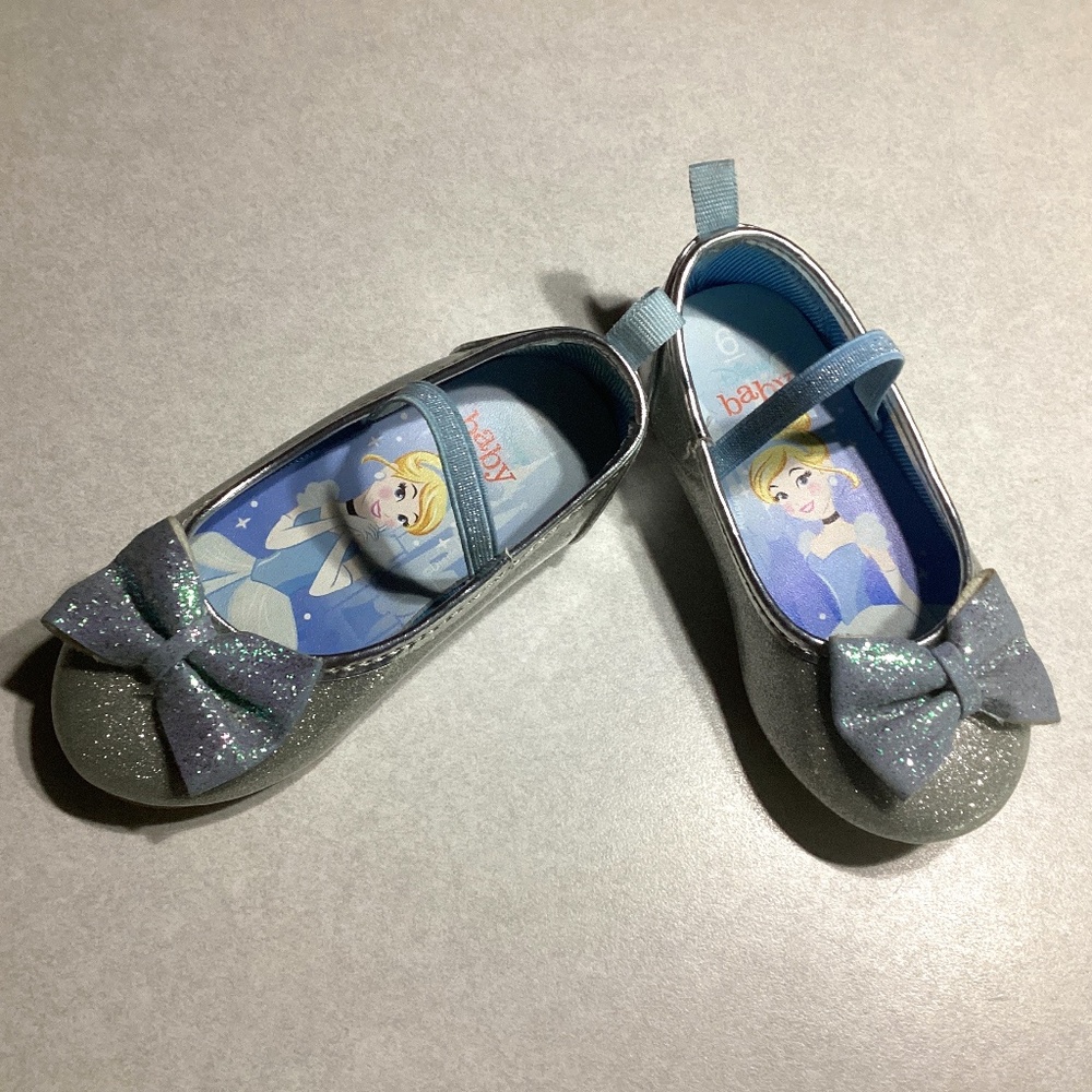 Disney Cinderella baby shoes Sz 6 Silver/blue trim